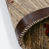 グレーの空間に暖色の木と色とりどりの蝶が舞う幻想的なデザイン