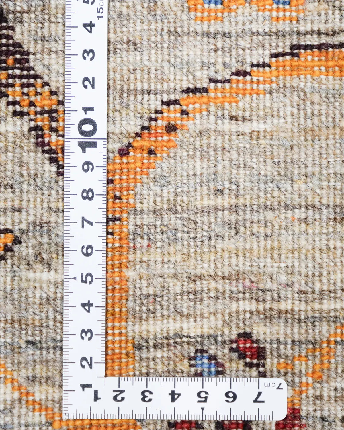 落ち着きあるトーンと鮮やかなアクセントカラーが美しいギャッベの織り密度