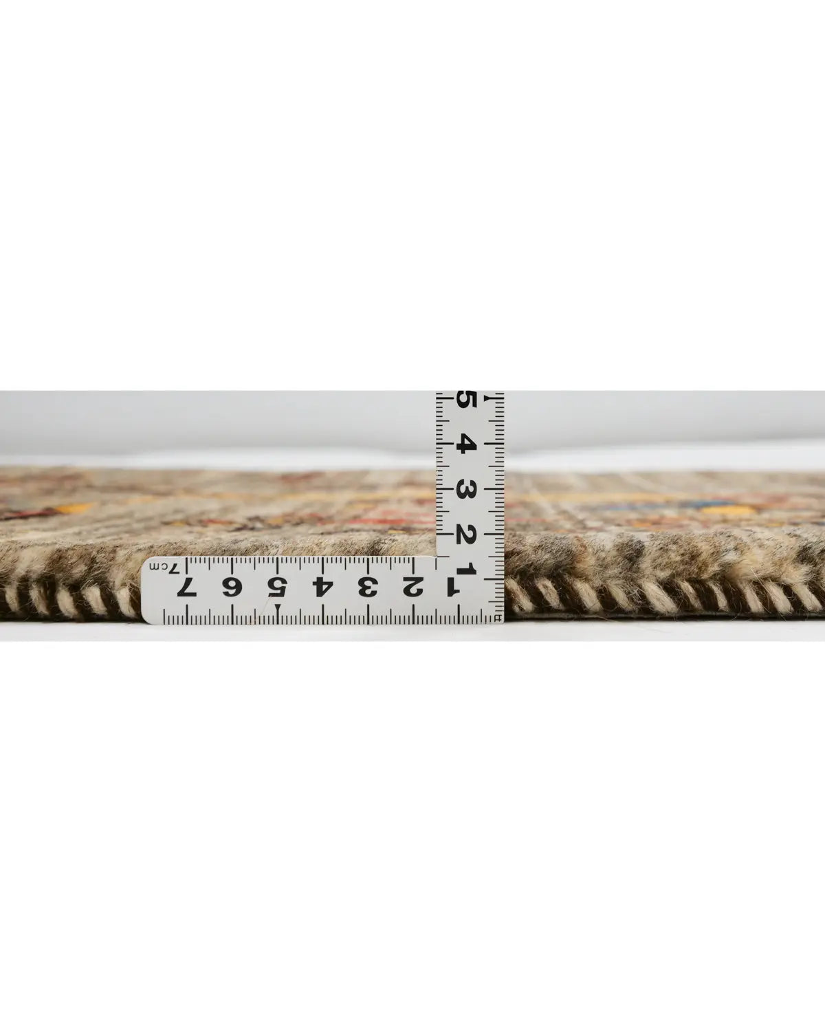 木の枝に花咲き蝶が舞う、自然の調和を表現したギャッベマットの厚み