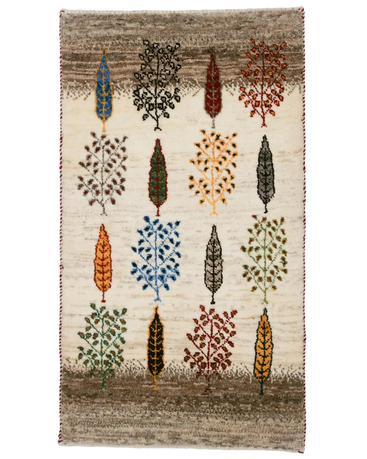 カラフルな木が並ぶナチュラルギャッベ