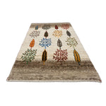 ナチュラルカラーにカラフルな木模様が映えるギャッベ