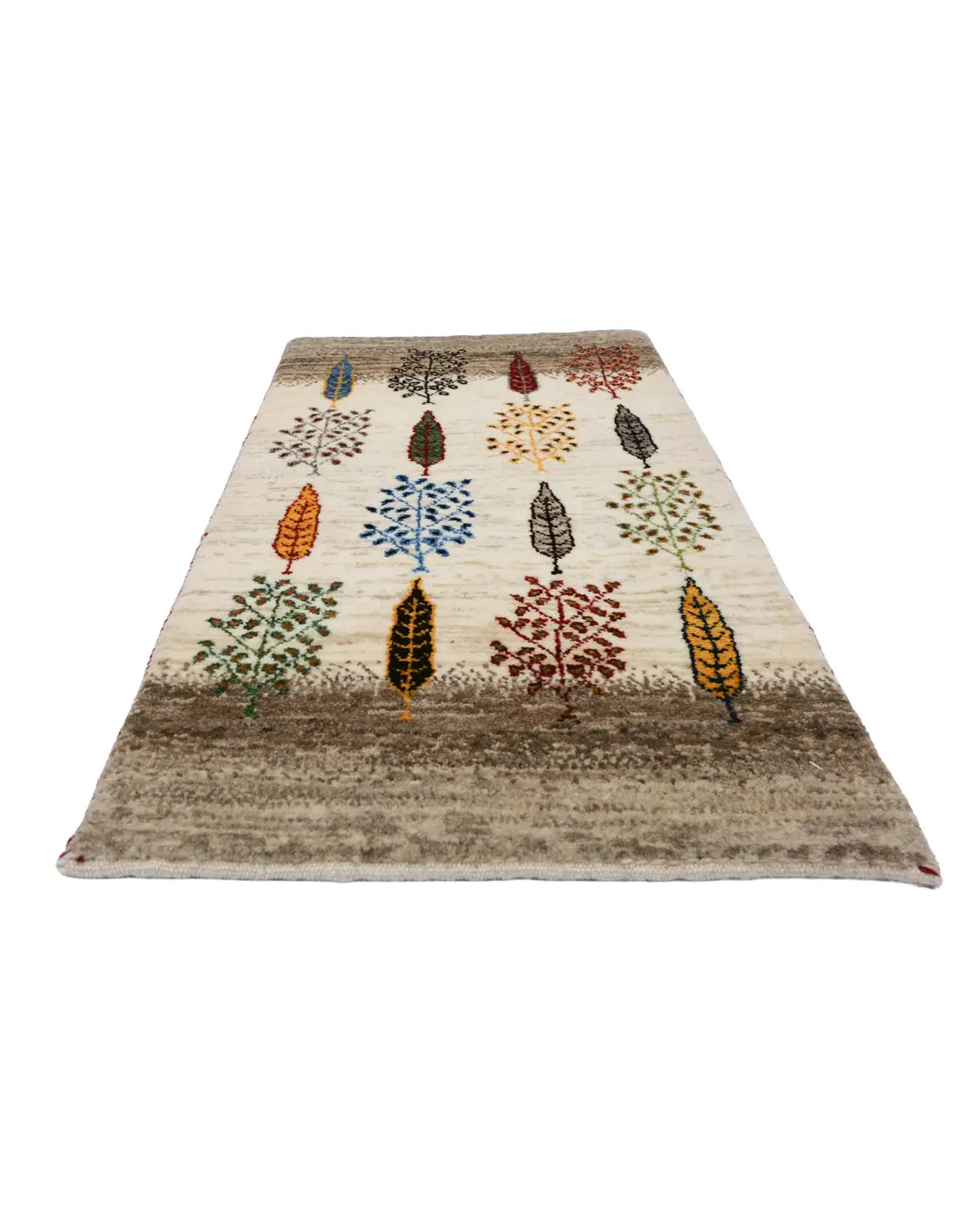 ナチュラルカラーにカラフルな木模様が映えるギャッベ