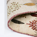 植物モチーフが並ぶ華やかな手織りラグ