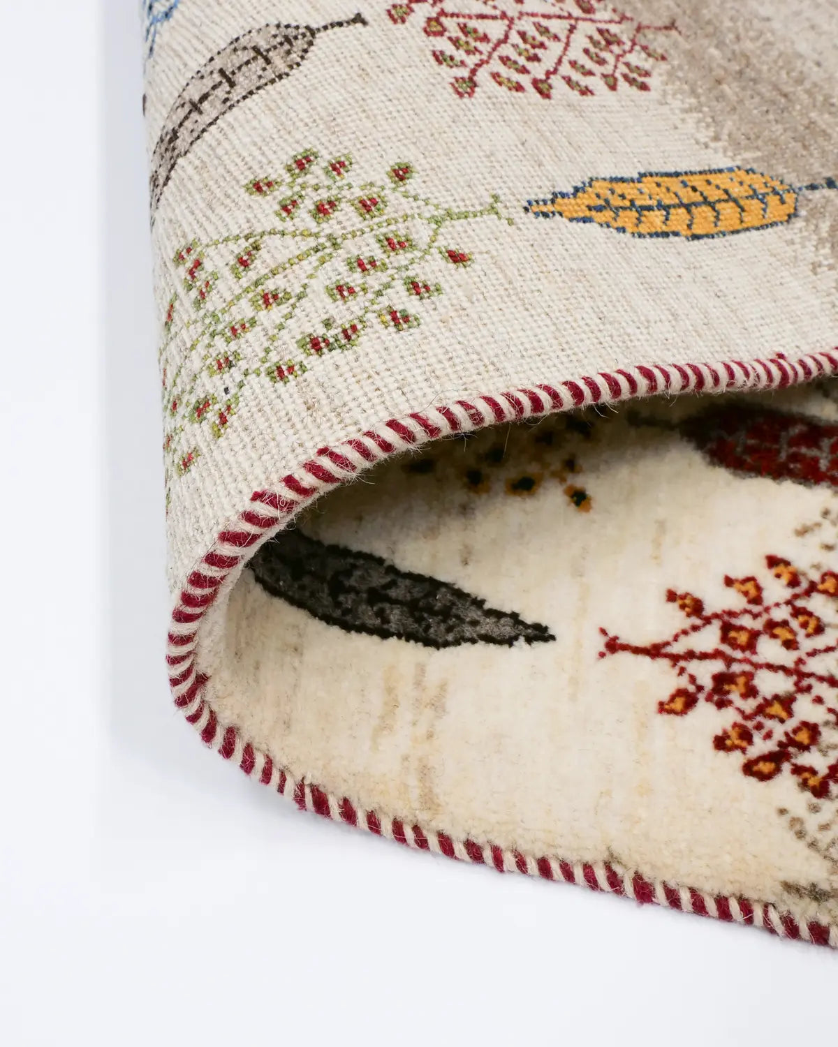 植物モチーフが並ぶ華やかな手織りラグ