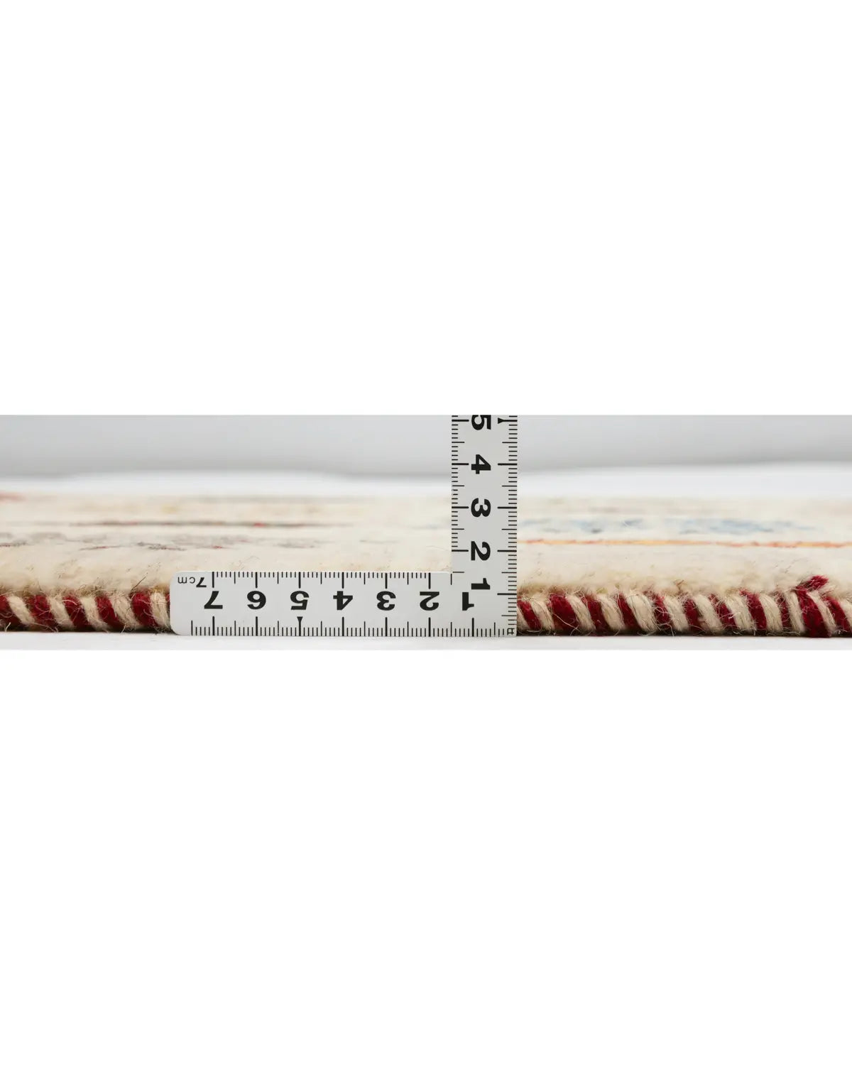 カラフルながら上品な印象のギャッベマットの厚み