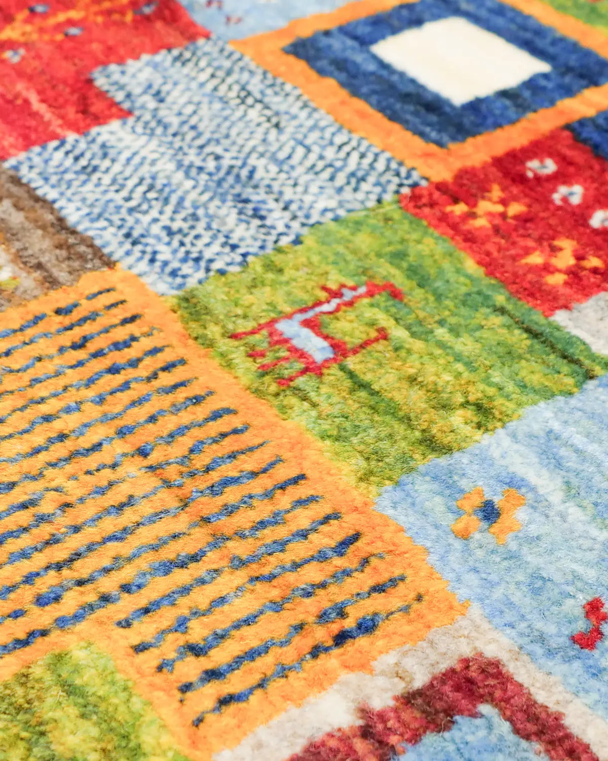 手織りならではの温もりを感じるパターンギャッベ