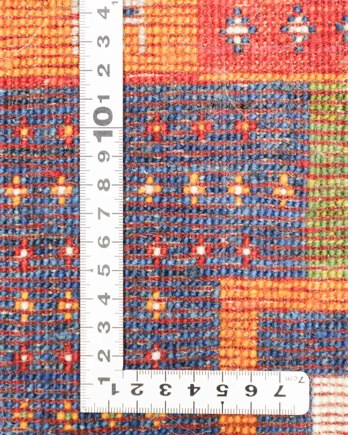 ウール100%のふっくらした手触りのギャッベの織り密度