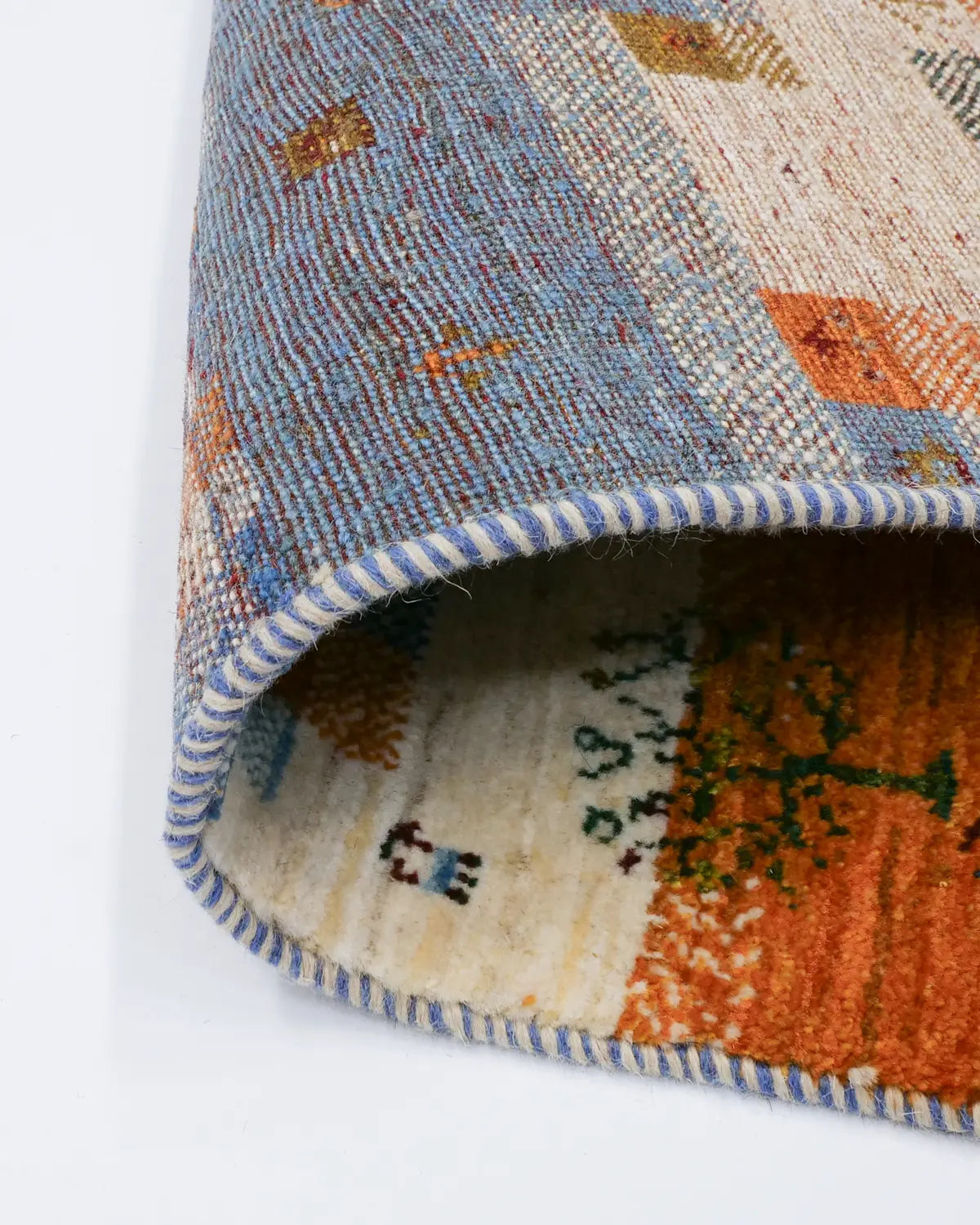 伝統的モチーフを現代風にアレンジしたギャッベ