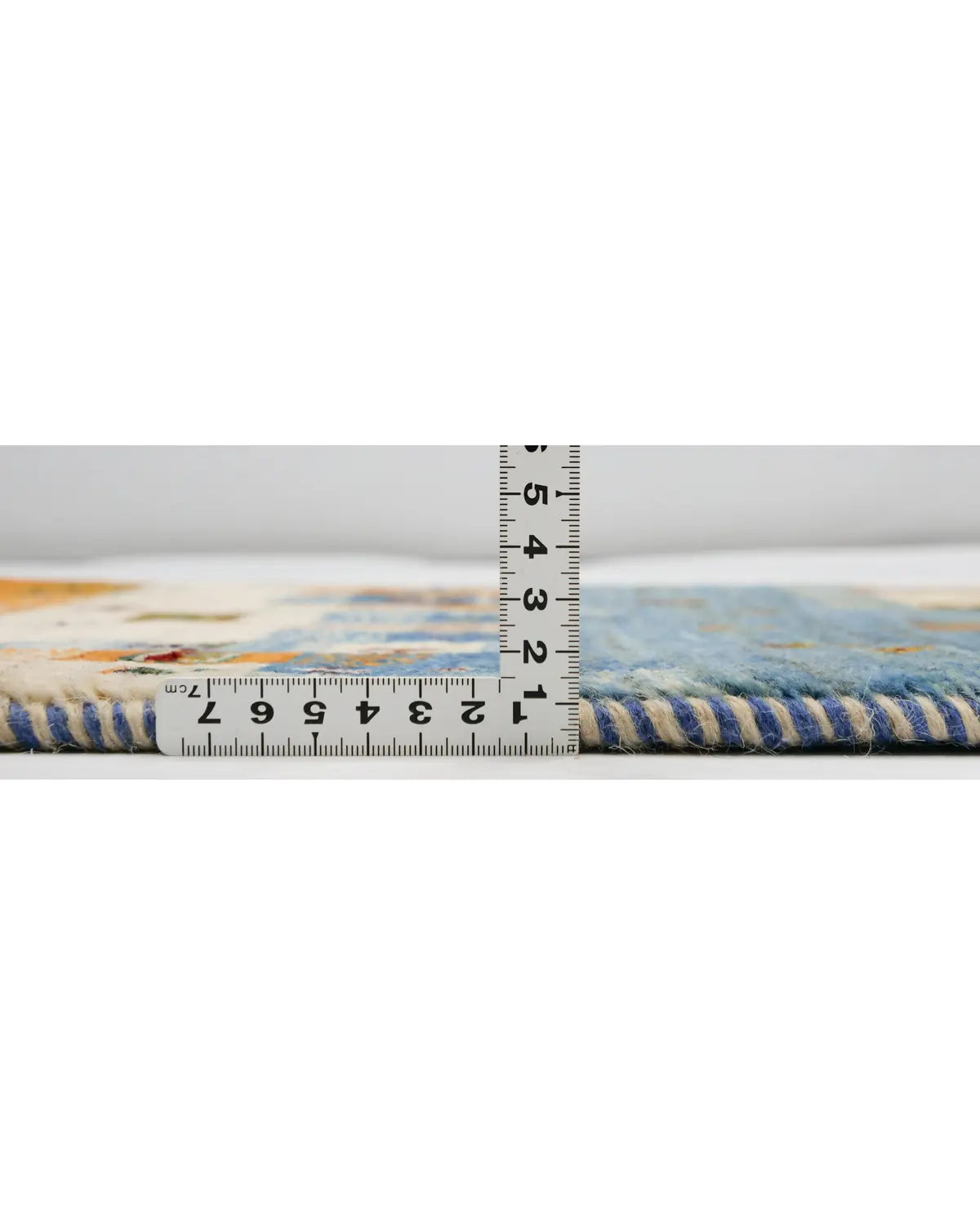 色と模様のコントラストが美しいギャッベラグの厚み