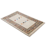 周囲に木と花のモチーフを織り込んだ伝統デザイン