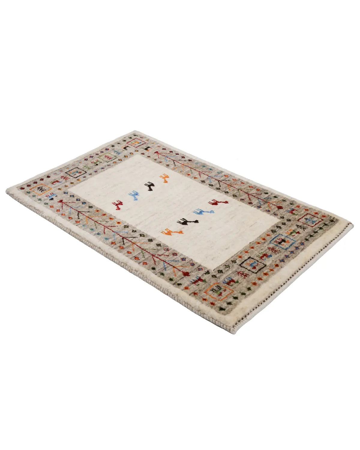 周囲に木と花のモチーフを織り込んだ伝統デザイン