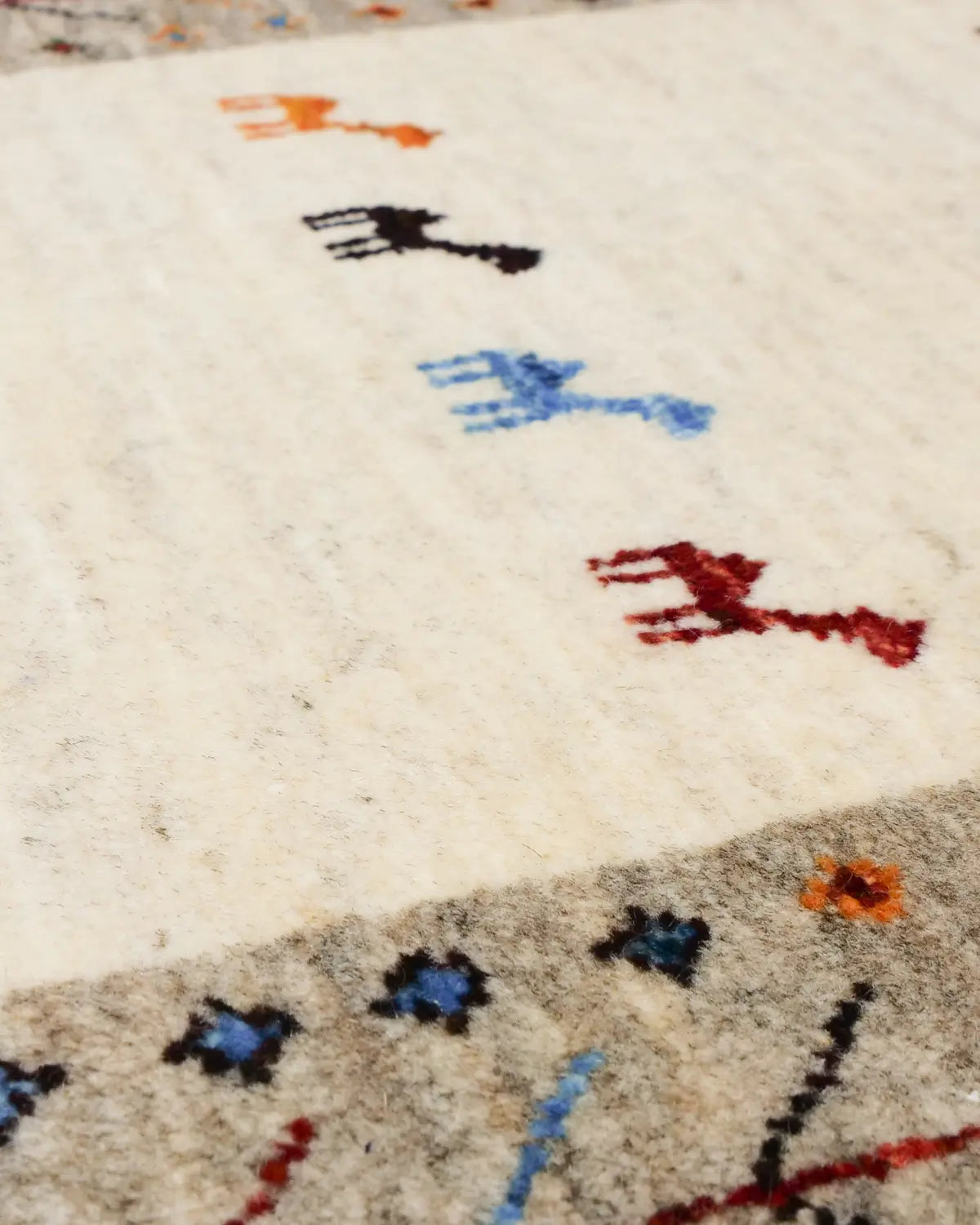 手織りの温もりが伝わるクラシックデザイン