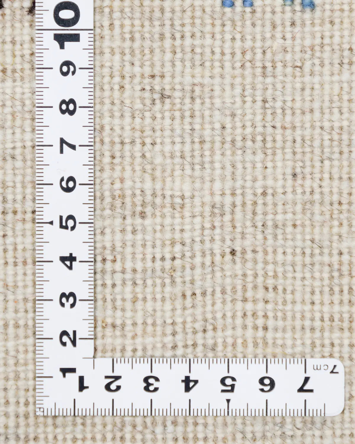 小さめサイズでも存在感のある模様入りラグの織り密度