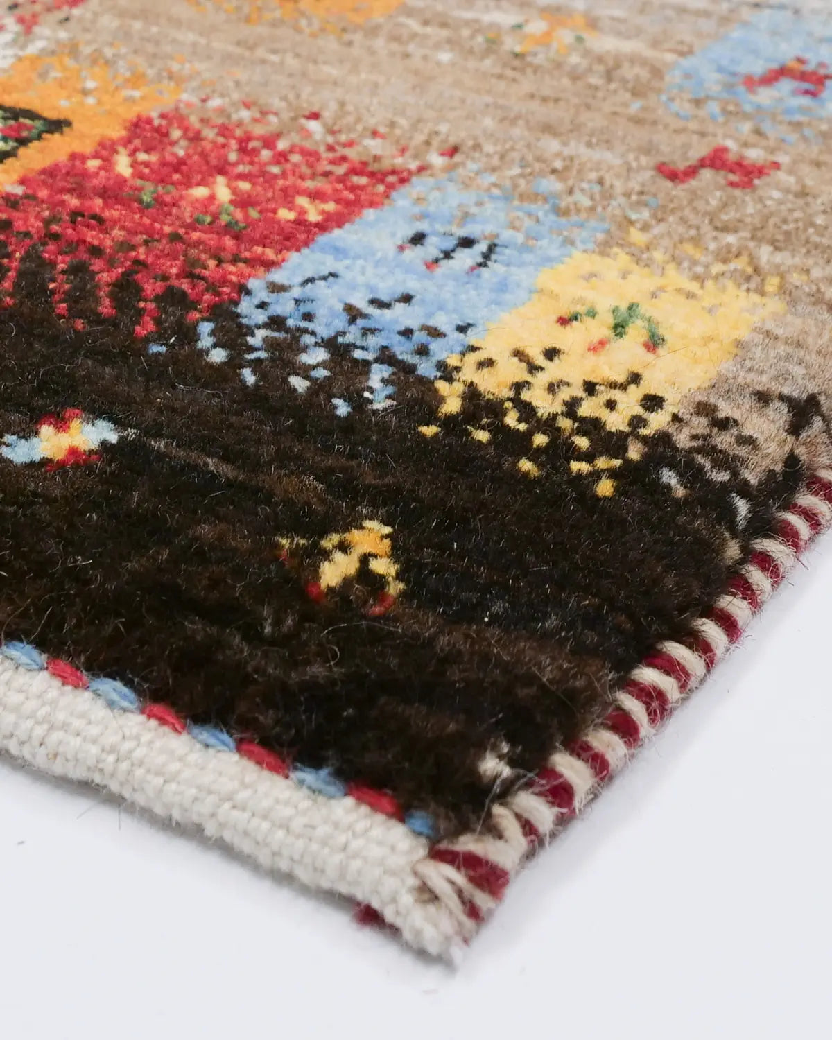 ウールの質感と色の深みが魅力のギャッベ