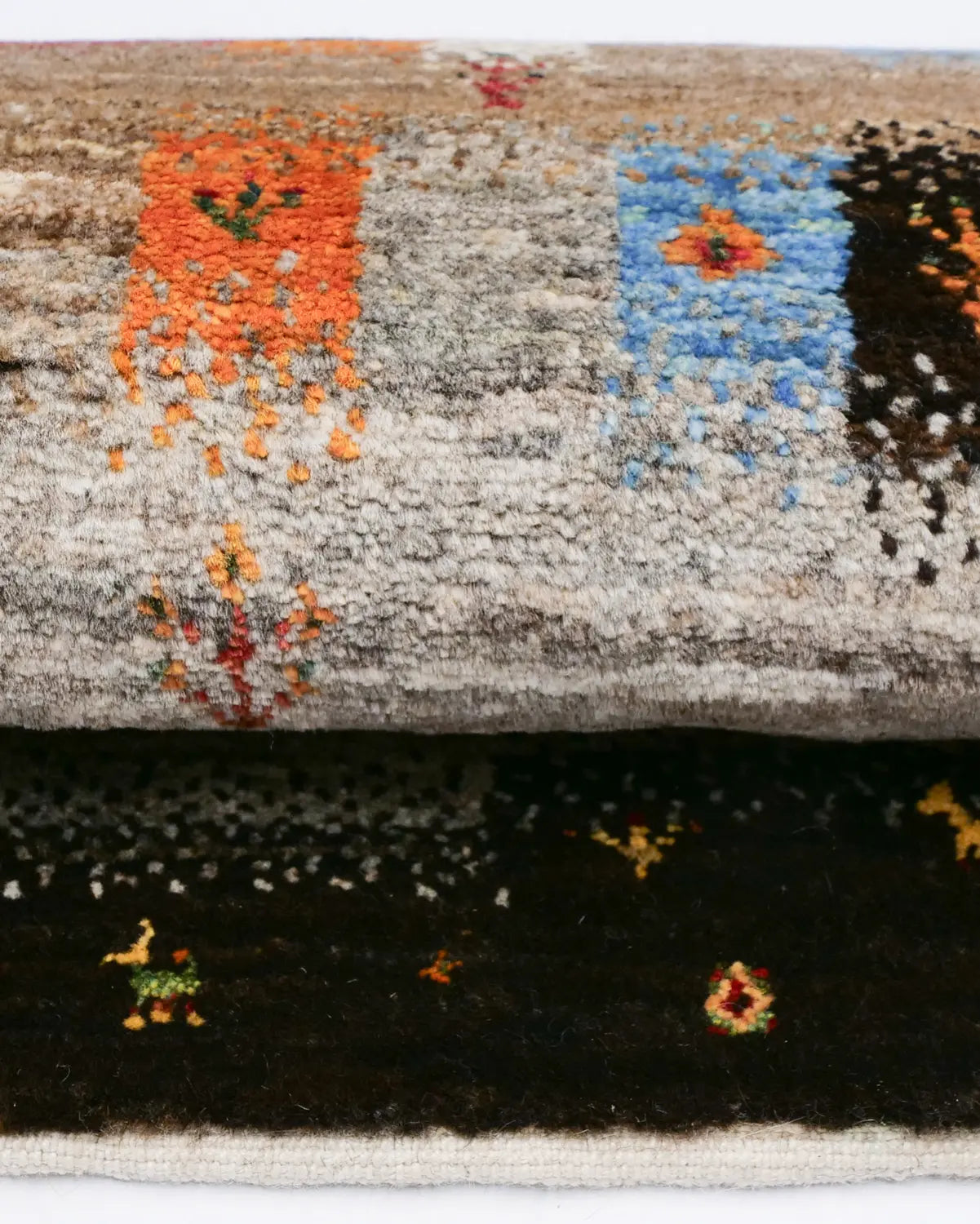 アートパッチワークのようなユニークなギャッベ