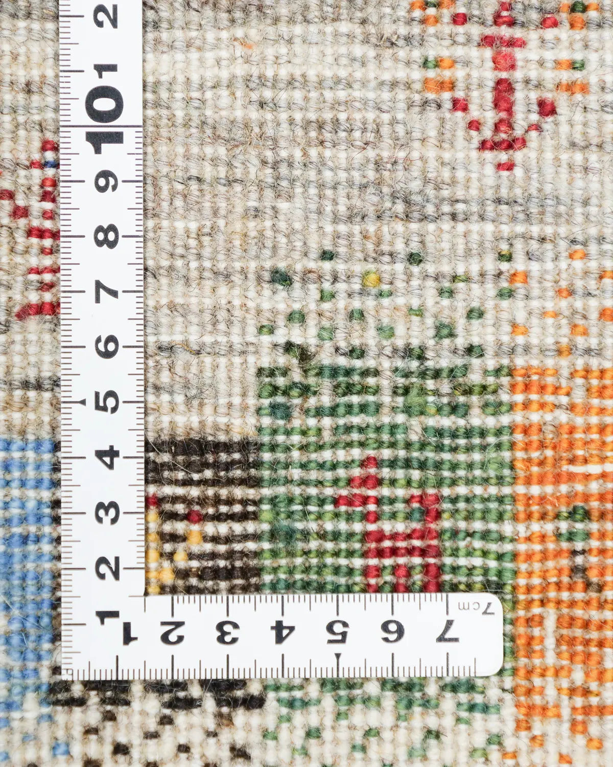 ハンドメイドの温かみを感じるカラフルラグの織り密度