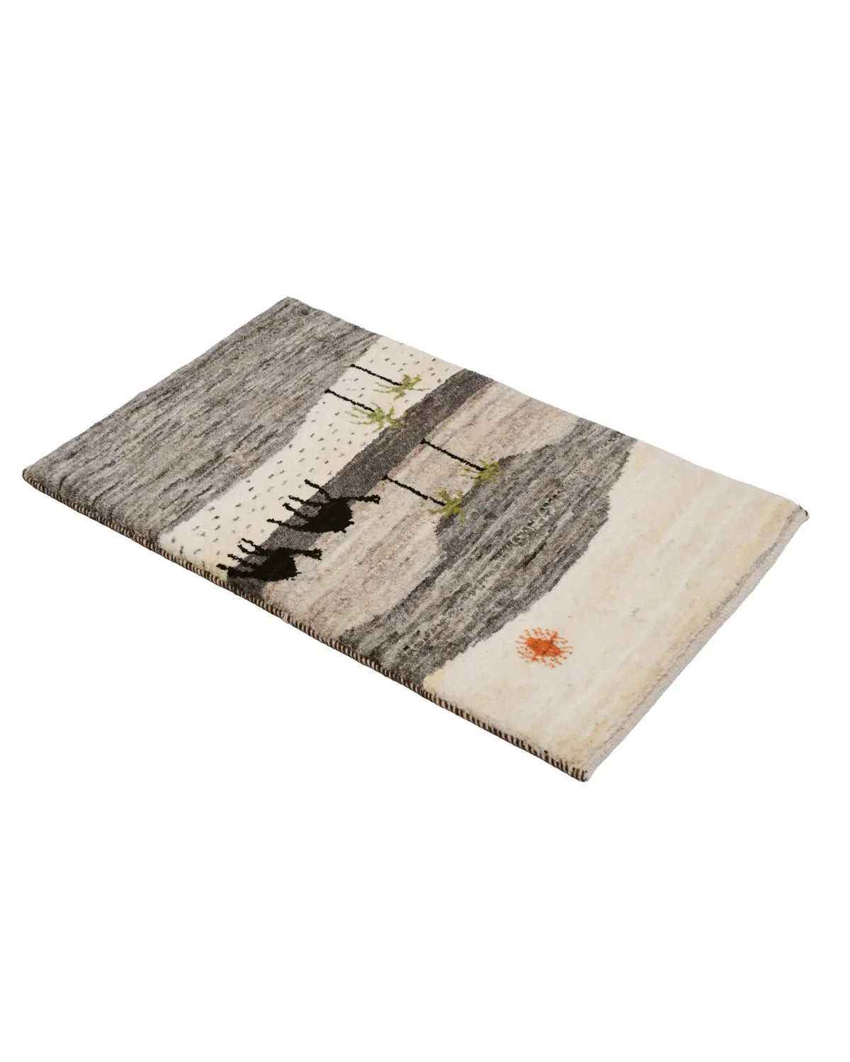 砂漠の風景を描いたギャッベ、ラクダと椰子の木が印象的