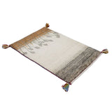 自然の風景を思わせる草原と花穂のデザインが穏やかな印象のギャッベマット