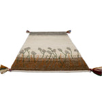 ベージュとグレーの空に揺れる草の穂が描かれた詩的なギャッベ