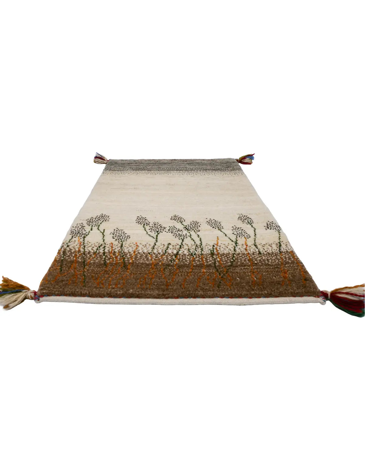 ベージュとグレーの空に揺れる草の穂が描かれた詩的なギャッベ