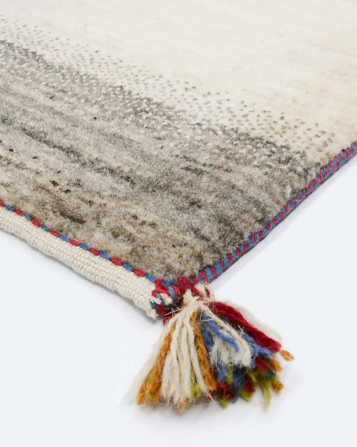 手紡ぎウールの柔らかい質感で自然の優しさを感じるギャッベ