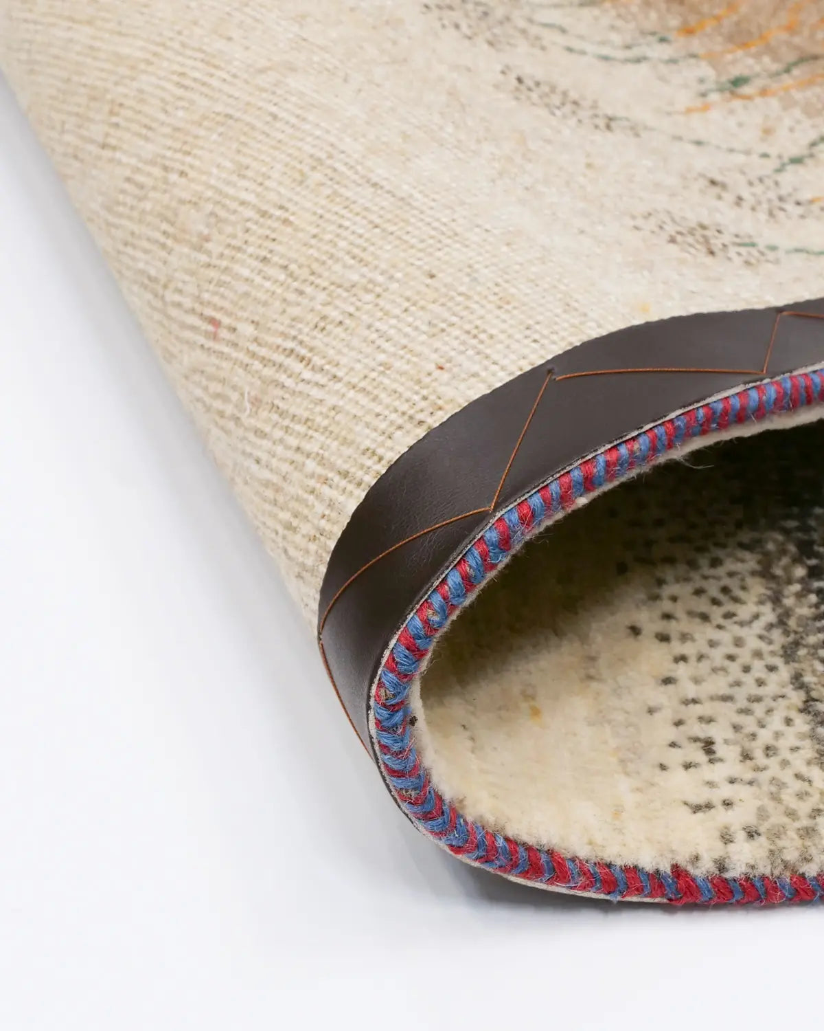 草花が風にそよぐ様子を織り込んだアートのようなギャッベラグ