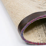 草花が風にそよぐ様子を織り込んだアートのようなギャッベラグ