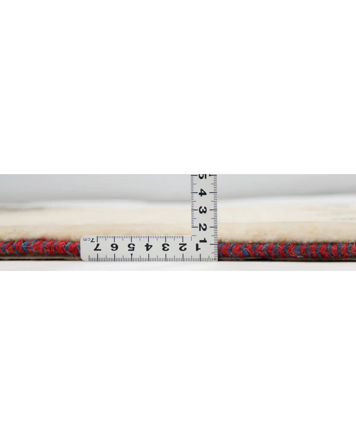 穏やかな色調で草原の風を感じさせる癒しの手織りギャッベの厚み