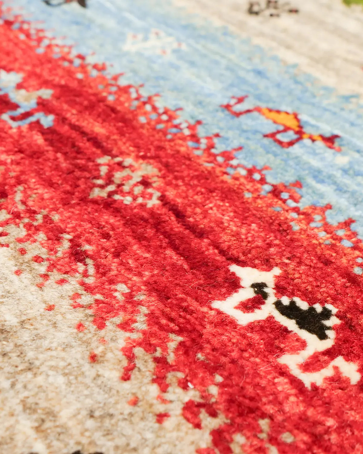 房飾り付きの伝統的デザイン、ウール100%ギャッベ。