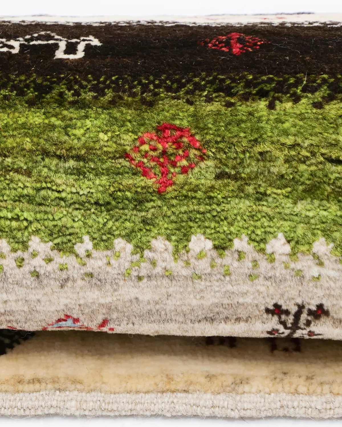 温かみある色合いで床を彩るギャッベマット。