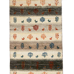 ベージュとグレーの横縞に木と動物を描いたギャッベ玄関マット。