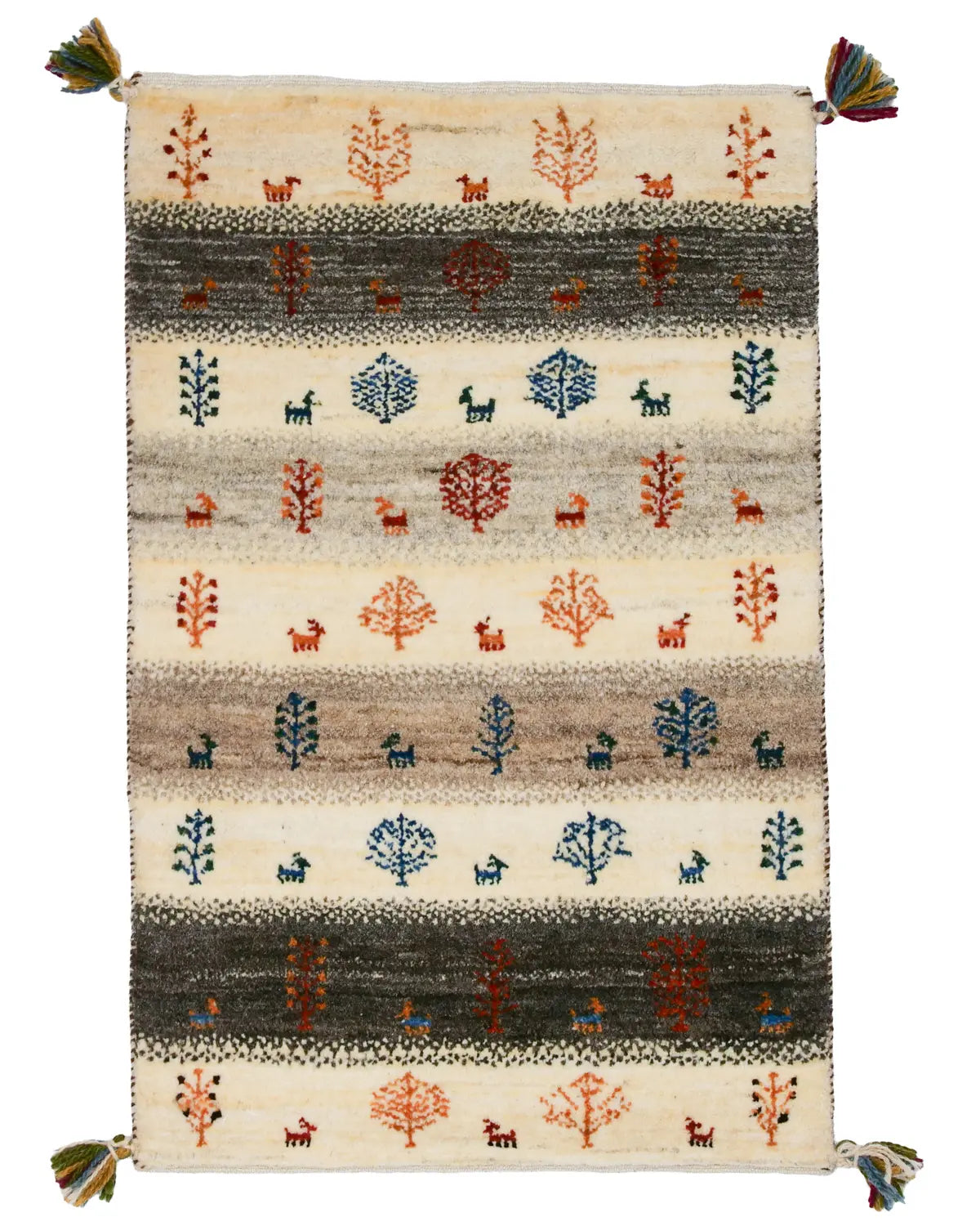 ベージュとグレーの横縞に木と動物を描いたギャッベ玄関マット。