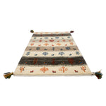 遊牧民の暮らしを感じるギャッベ、落ち着いたトーンで温かみある一枚。