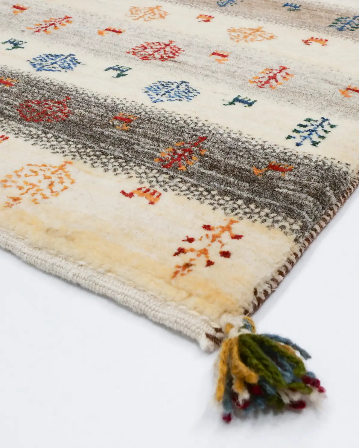 手紡ぎウールの風合い豊かなギャッベマット。