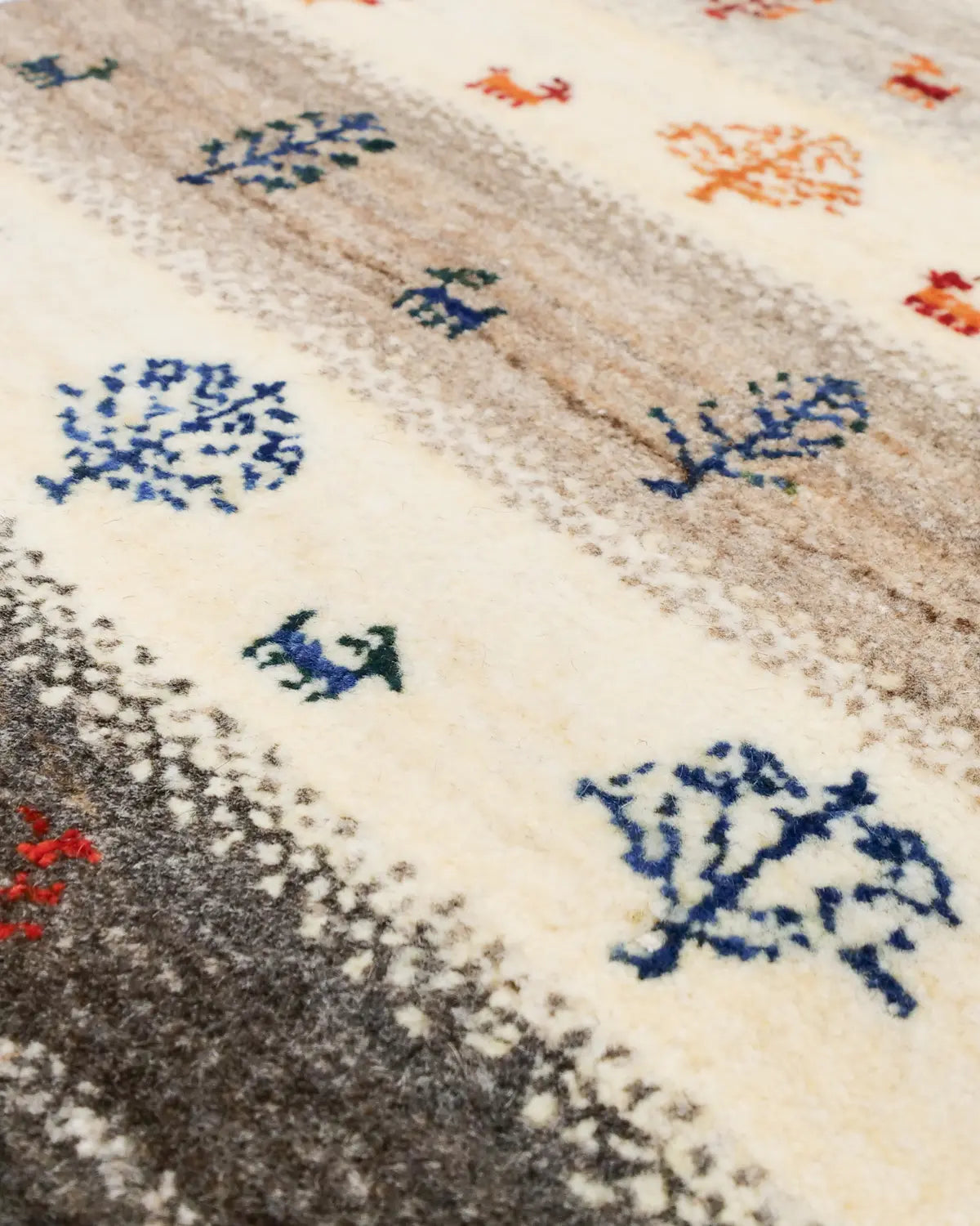 自然素材で優しい色合い、北欧インテリアにも合うギャッベ。