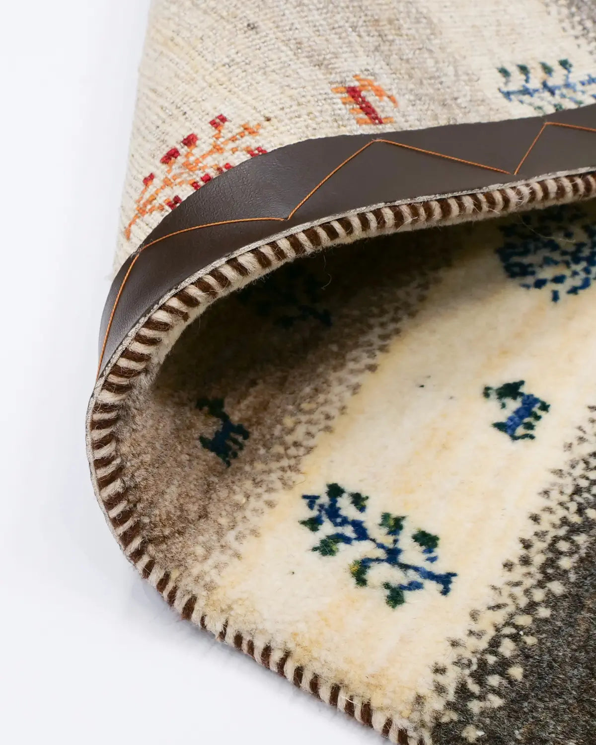 四隅に房飾り付き、伝統的デザインのギャッベラグ。