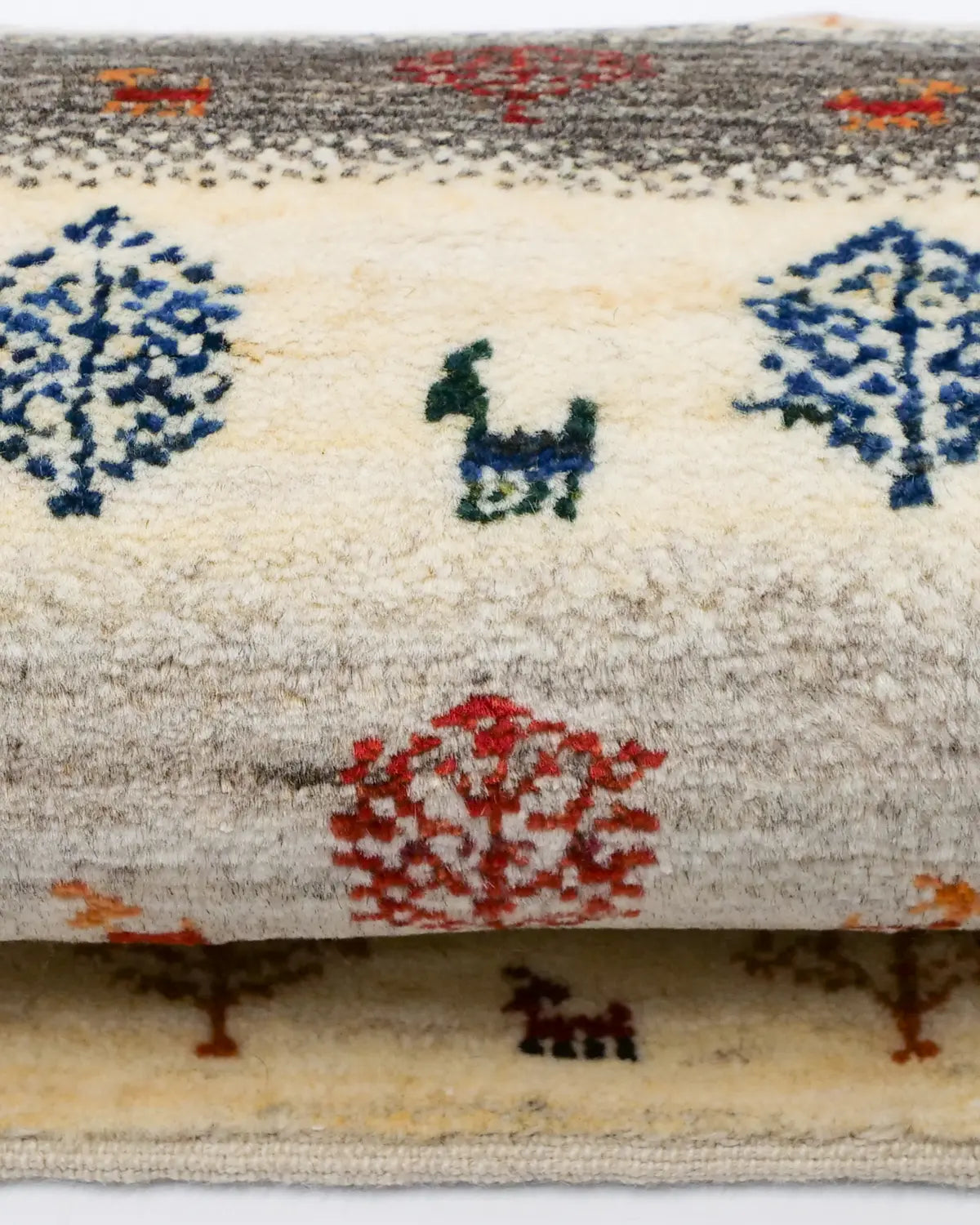 動物と木の柄が可愛い小さめサイズのギャッベマット。