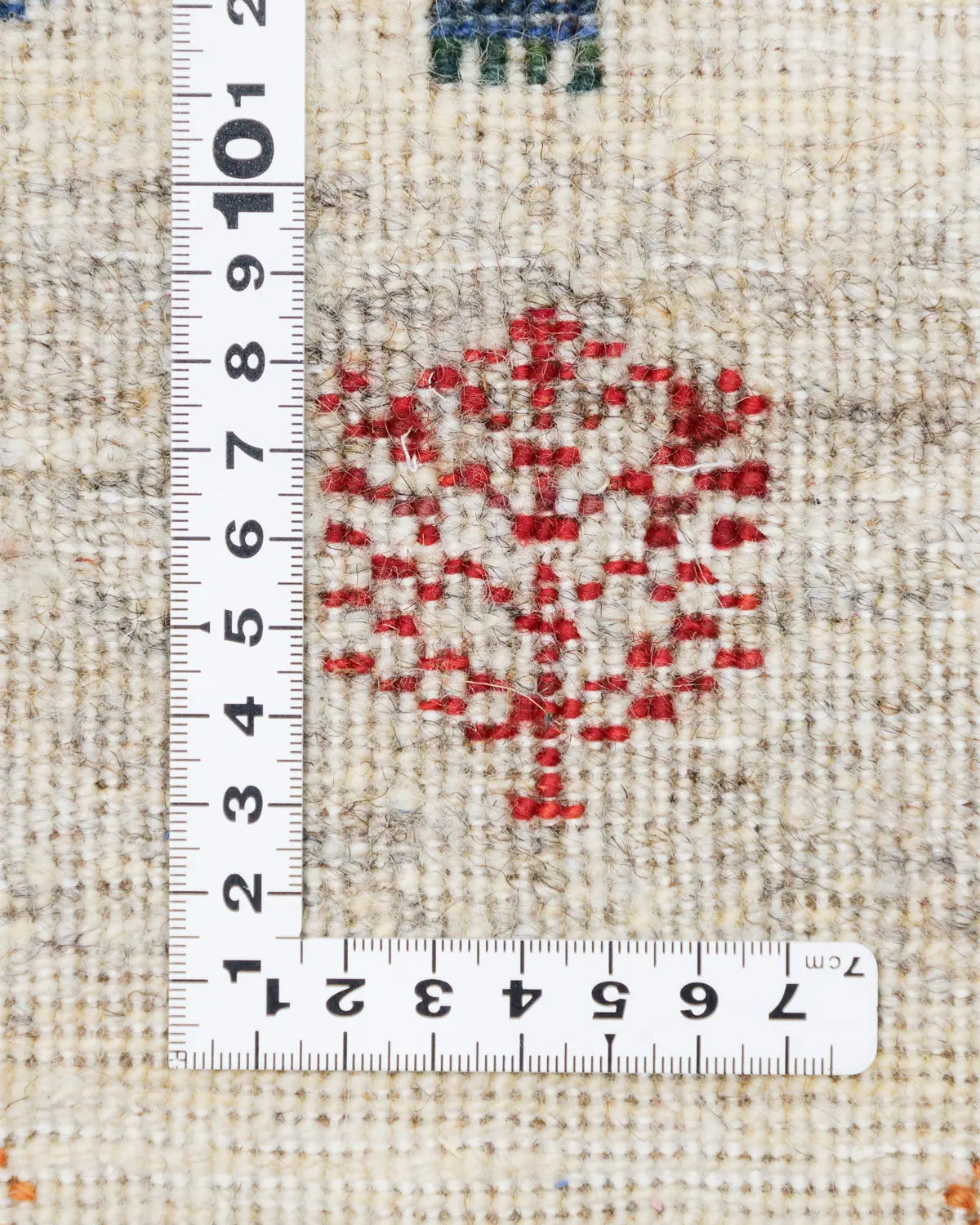 暖かみあるナチュラルカラーのギャッベの織りの密度