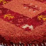 ギャッベ 座布団・円形・赤地・縁取りのオーバーキャストとパイル拡大