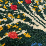 ギャッベ 座布団・円形・色とりどりの花のアップ