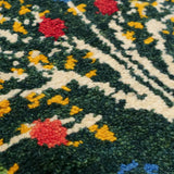 ギャッベ 座布団・円形・色とりどりの花のアップ