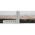 SATHI RUGS ペルシャ絨毯 シーラーズ産 ウール手織りギャッベの定規で厚みを計っている写真