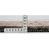 SATHI RUGS ペルシャ絨毯 シーラーズ産 ウール手織りギャッベの定規で厚みを計っている写真