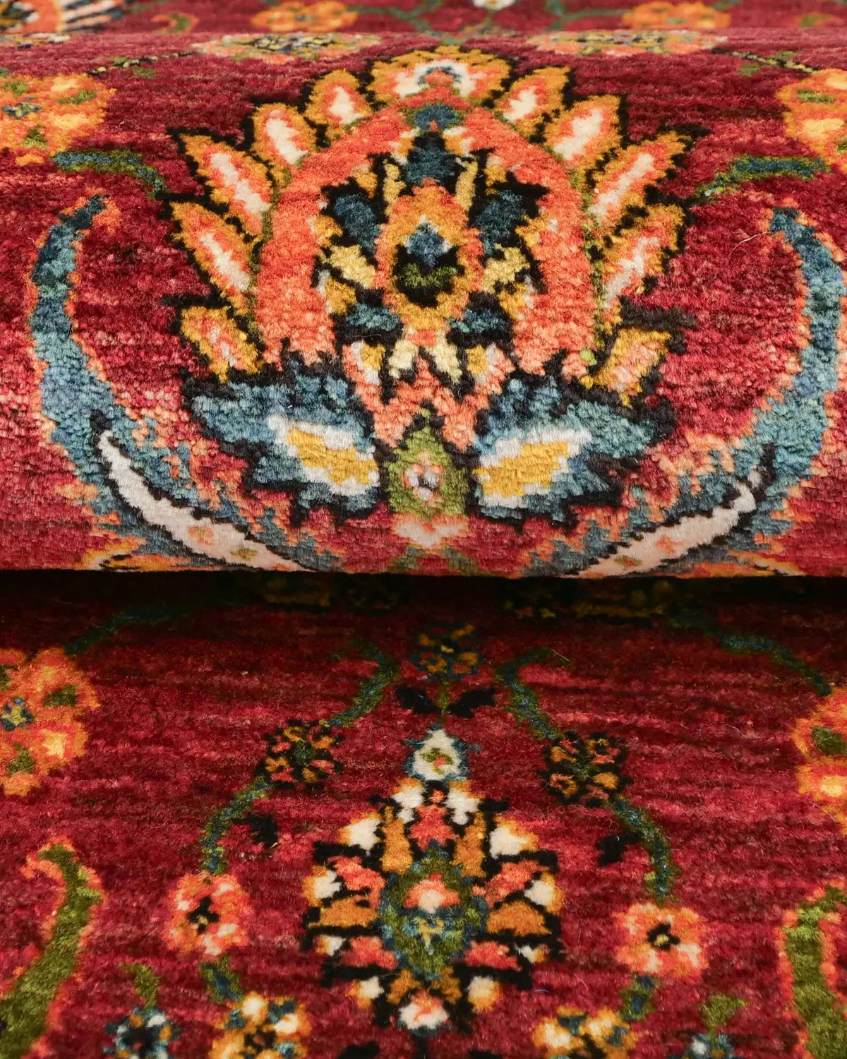 ペルシャ絨毯 手織りギャッベ 花とペイズリー風文様