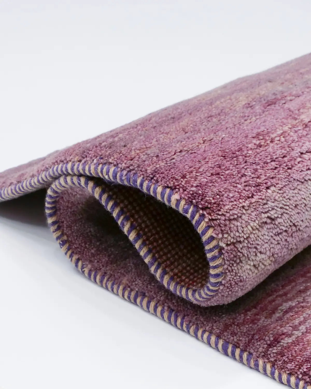 手織りペルシャラグ シーラーズ産 ギャッベ シンプル 柔らかさがわかる写真