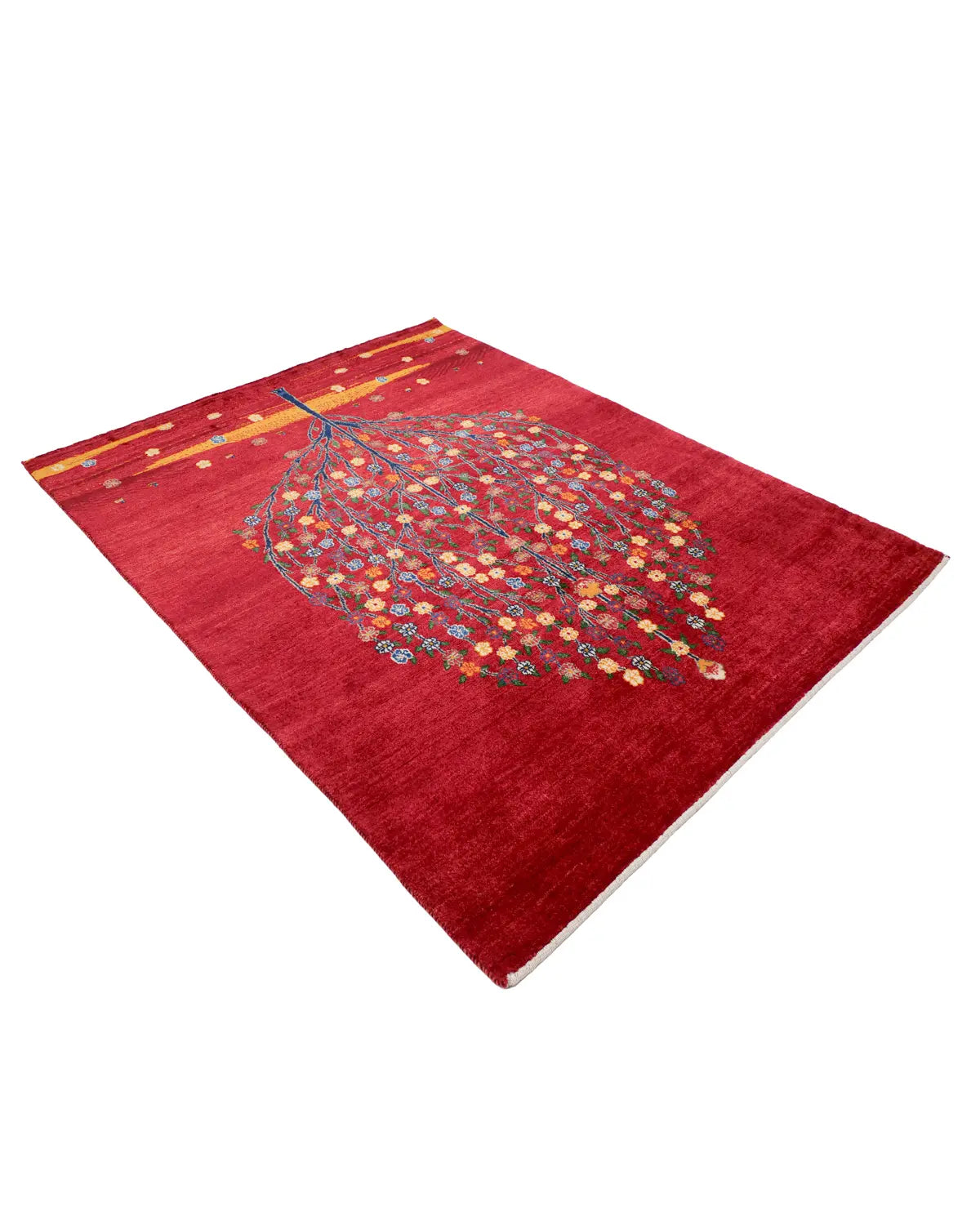 赤いフィールドに、青い幹と小花が広がる生命の樹文様のギャッベ