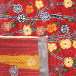 赤地に生命の樹が大きく配置された、シンプルで象徴的なペルシャギャッベ