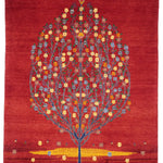 赤を基調に、中央に花咲く生命の樹が織り込まれたペルシャギャッベ