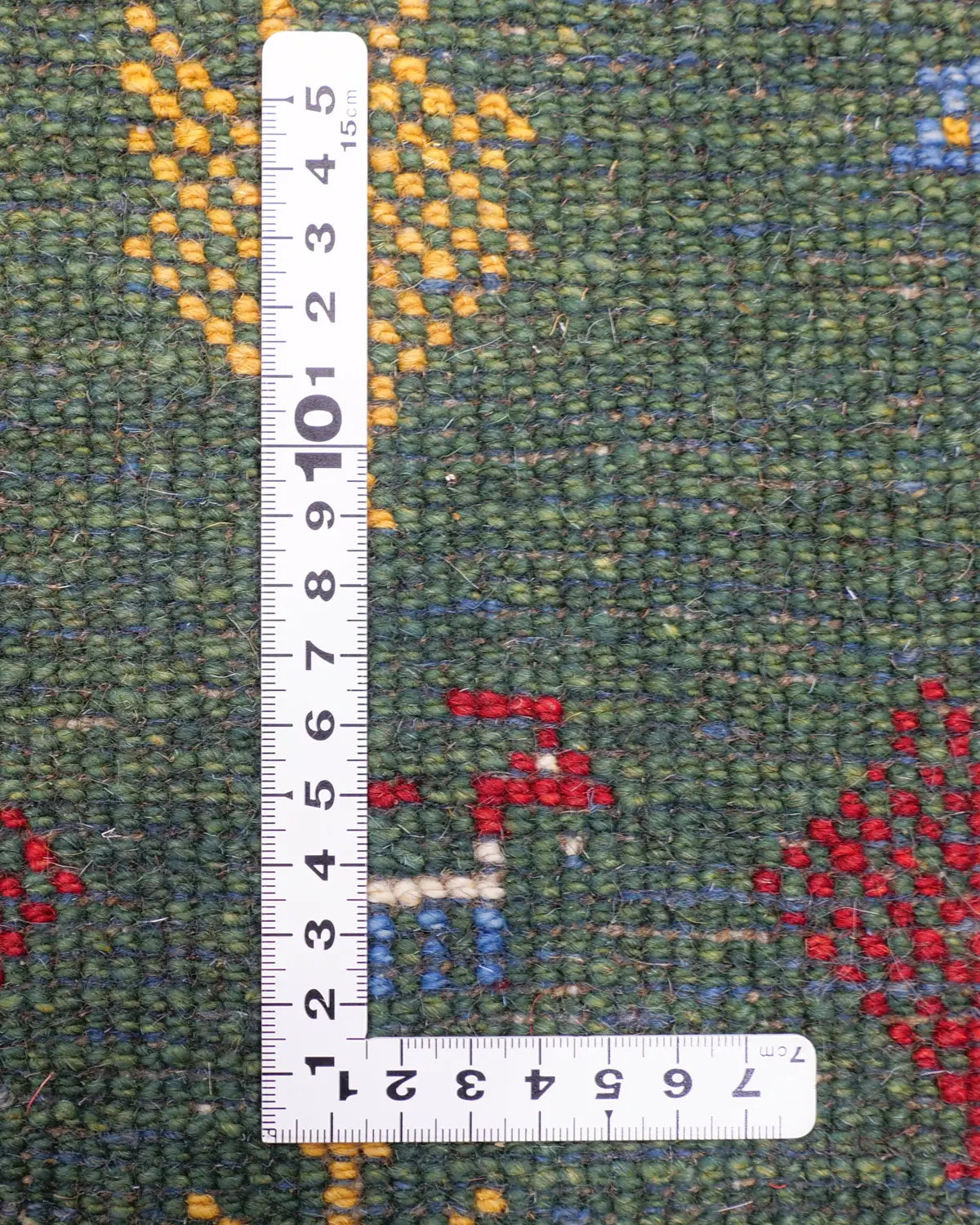 ギャッベ 座布団・正方形・深緑地・織り密度をスケールで計測