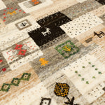 ペルシャギャッベ ファイン シーラーズ産 ウール ベージュ 玄関マット 四角と山羊のアップ